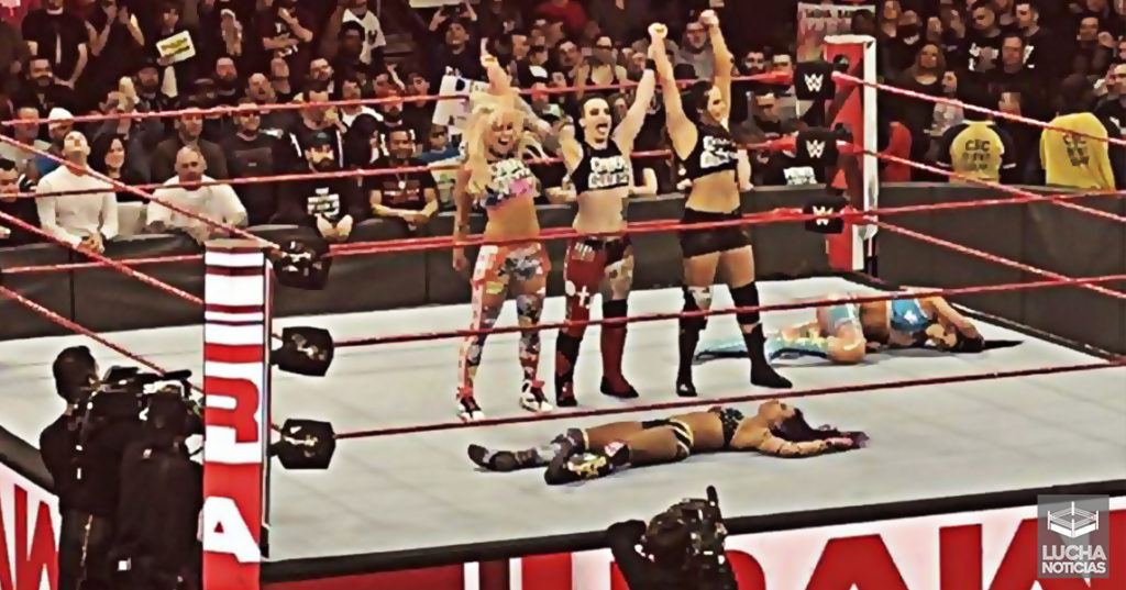 El Riott Squad llega a RAW y destruye a Sasha Banks y Bayley - Lucha ...