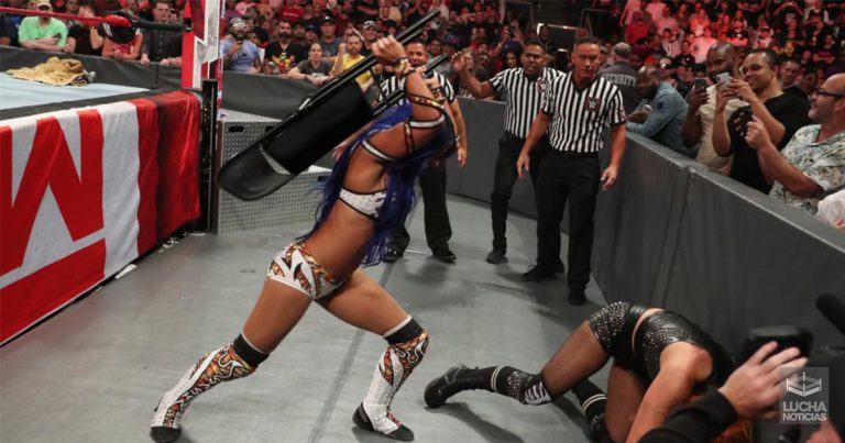 Sasha Banks conmociona a Becky Lynch