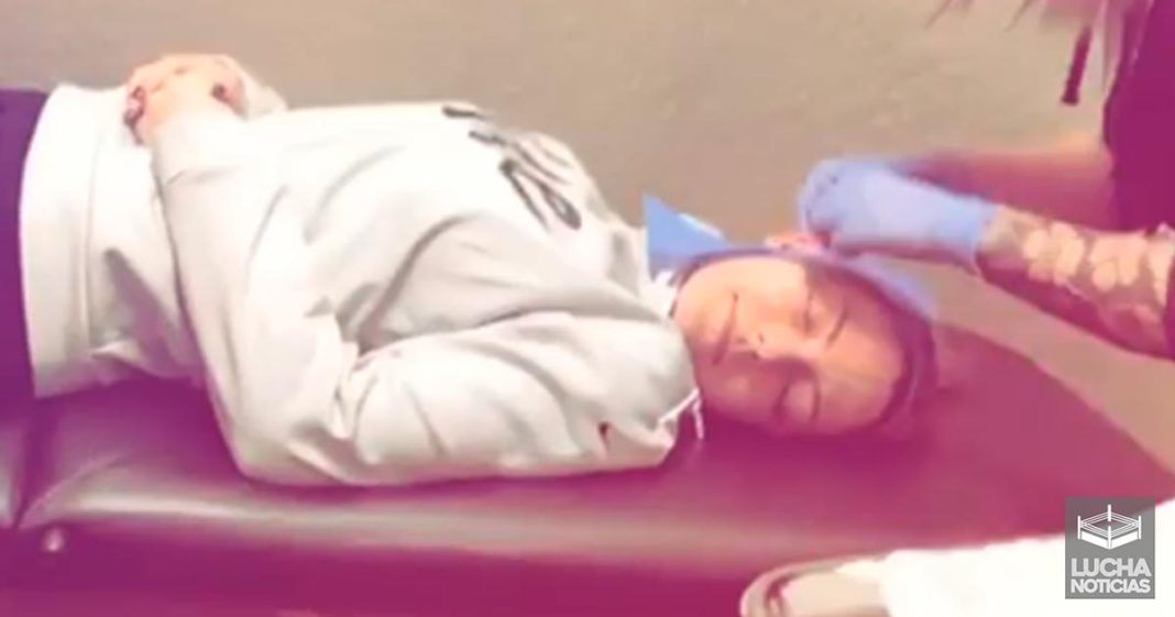 Alexa Bliss se hace nuevas perforaciones