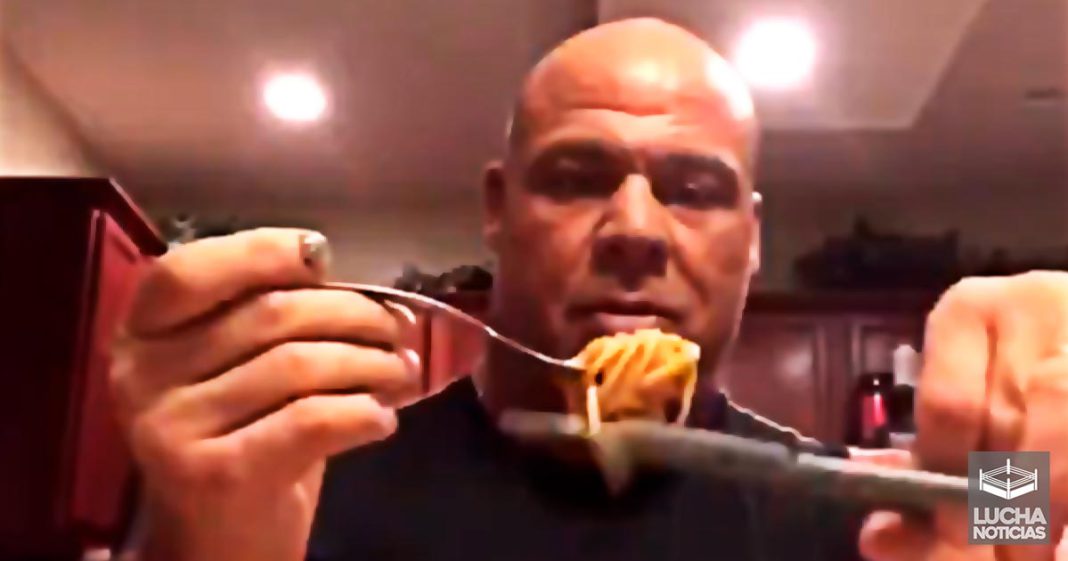 Kurt Angle es regañado por su esposa en directo