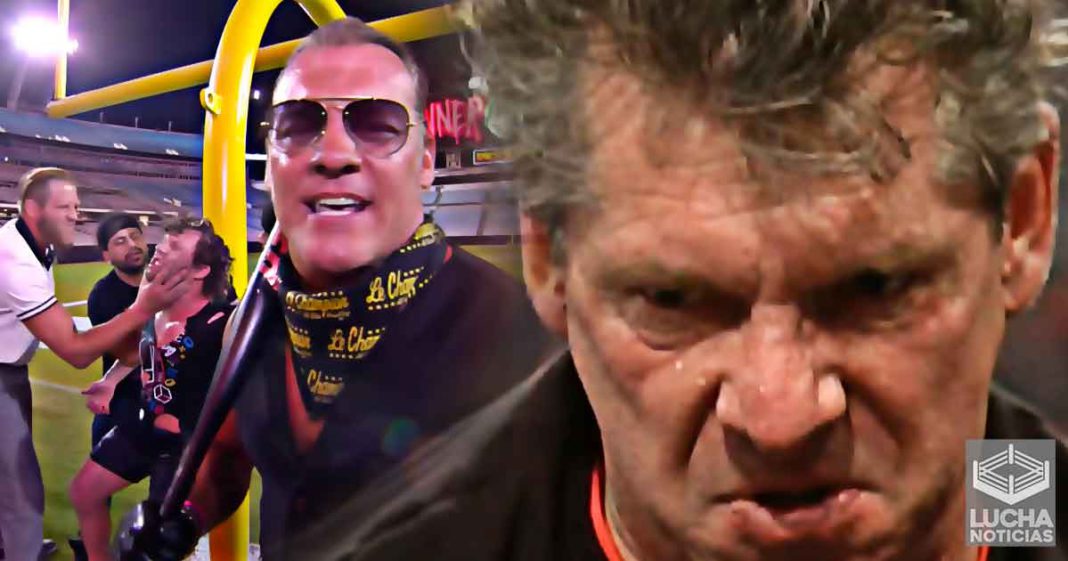 AEW se burla de WWE y XFL con lucha en estadio de futbol americano AEW se burla de WWE y XFL con lucha en estadio de futbol americano