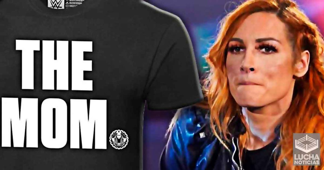 Becky Lynch reacciona a su nueva camiseta de The Mom Becky Lynch reacciona a su nueva camiseta de The Mom
