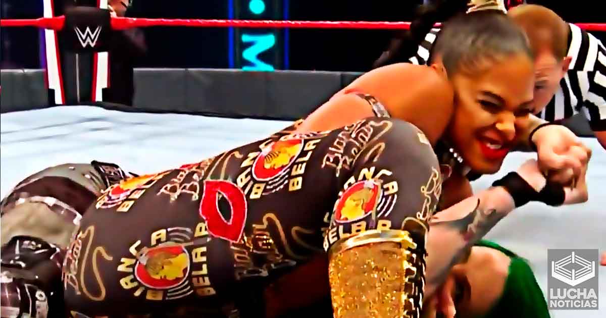 Luchadora de WWE tiene problema con su vestuario en Main Event