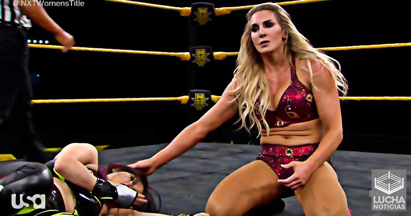 Charlotte Flair rompe el personaje y felicita a Io Shirai Charlotte Flair rompe el personaje y felicita a Io Shirai