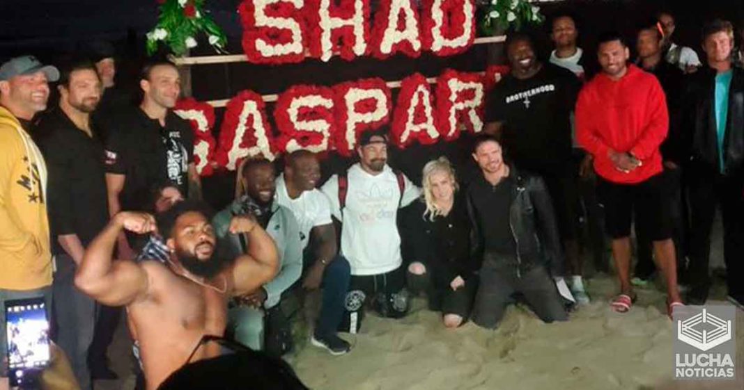 John Morrison, Kofi Kingston, JTG, otros luchadores y cerca de 500 personas honran la memoria de Shad Gaspard