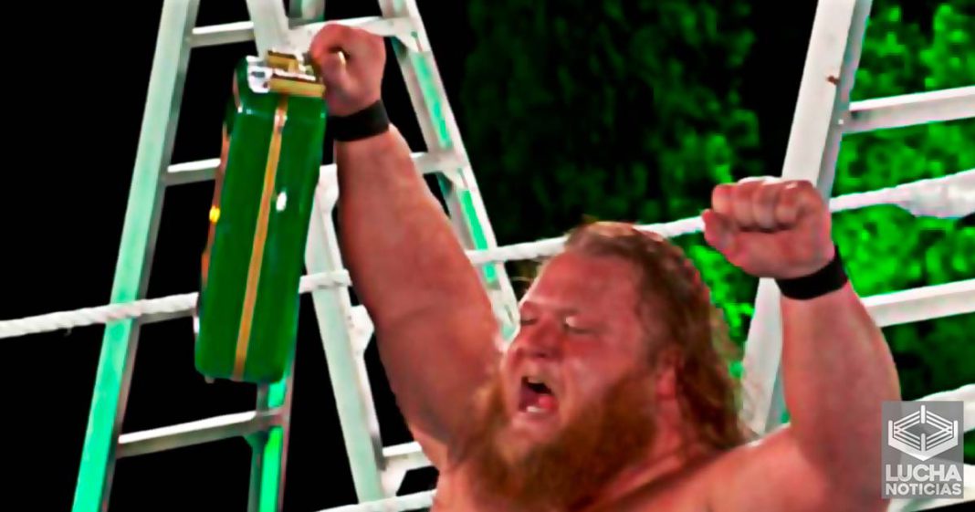 Otis canjeará su maletín en el cinturón de la WWE o el Universal