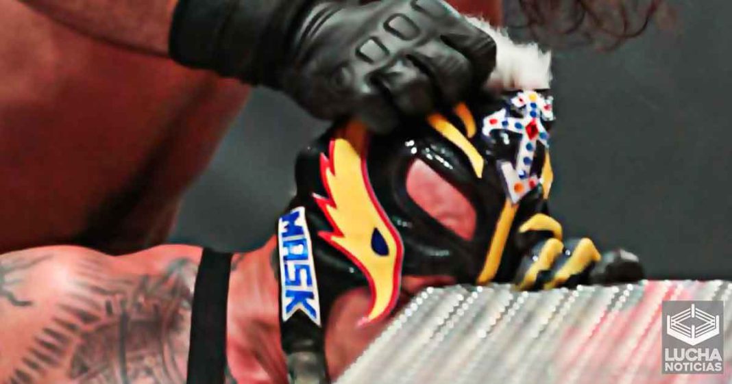 Rey Mysterio en estado critico luego de ser brutalmente atacado por Seth Rollins