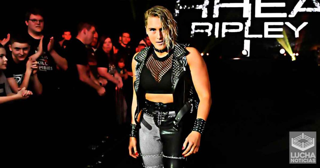 Rhea Ripley triste y extaña a su familia