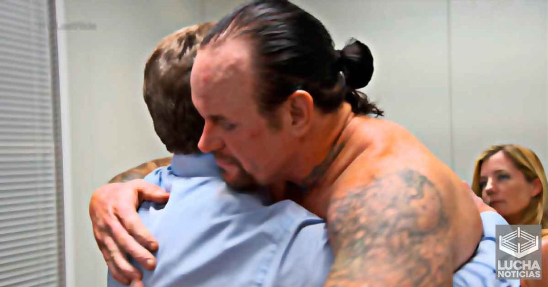 Vince McMahon llora durante el documental de Undertaker