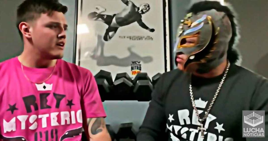 Rey Mysterio está entrenando a su hijo Dominik