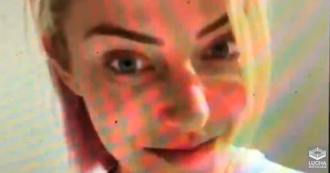 Alexa Bliss rechaza a joven que pagó 400 dolares para pedirle una cita