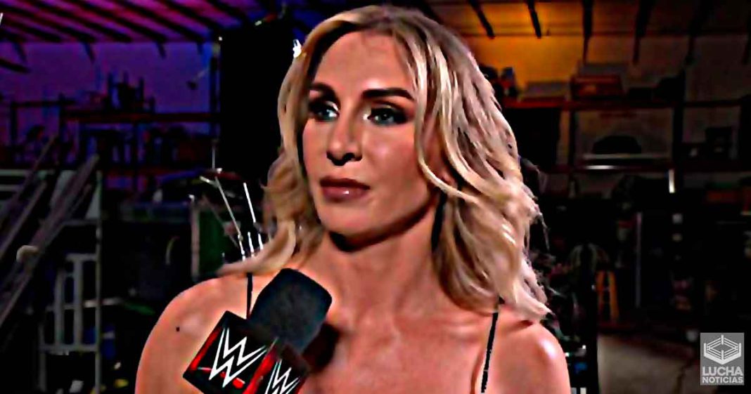 Charlotte Flair llama a fan esputido por defender a Naomi