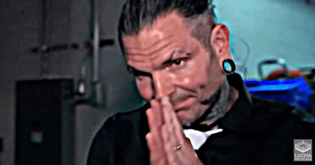 Jeff Hardy saluda a luchadores muertos de WWE antes de subir al ring