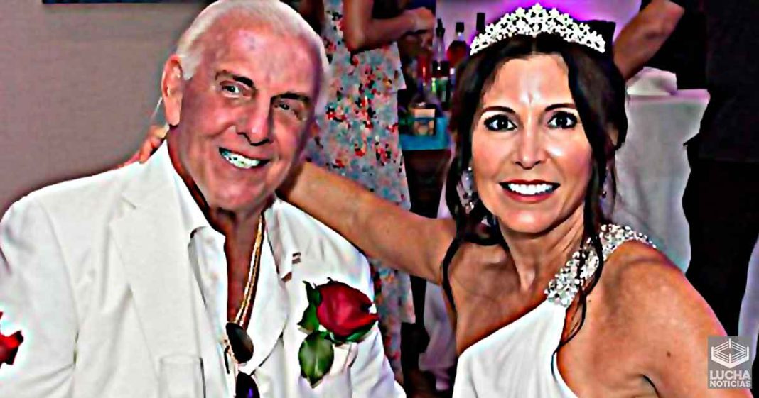 La espoa de Ric Flair tiene COVID-19