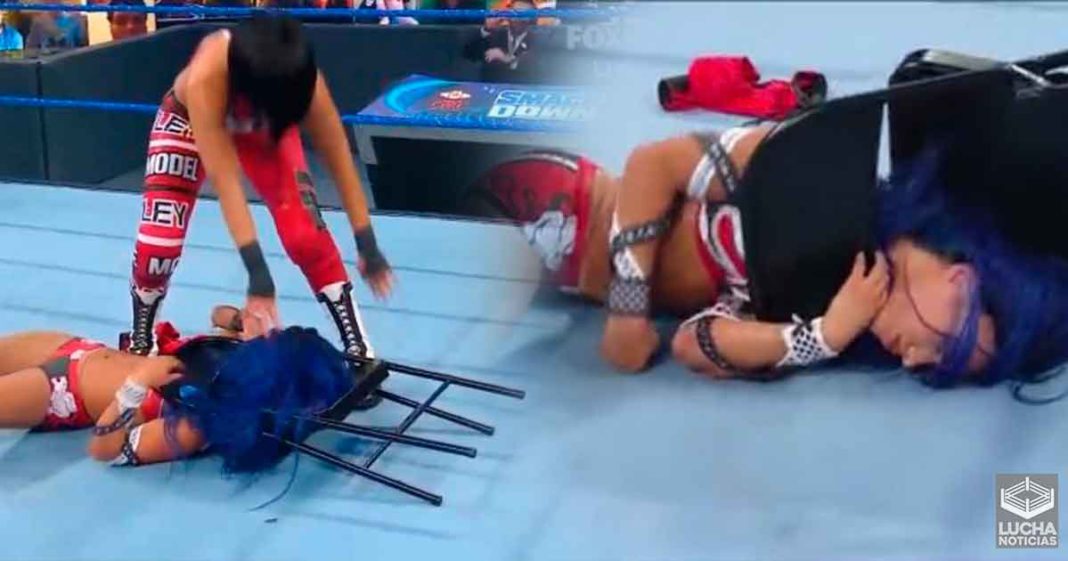 Bayley traiciona y destruye a Sasha Banks en SmackDown