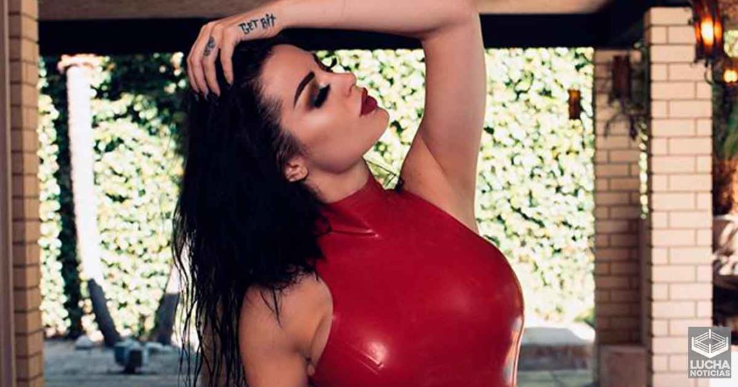 Paige sorprende en redes sociales con traje de baño rojo