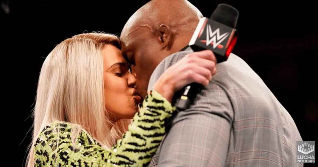 WWE le dijo a Lana y Lashley que se besaran agresivamente en RAW