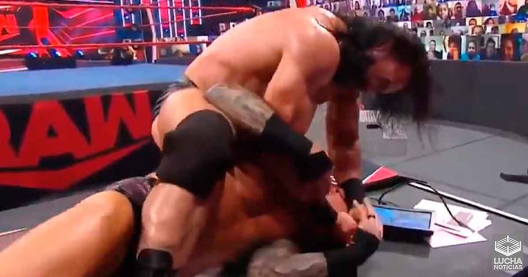 Drew McIntyre apuñala a Randy Orton en el ojo durante WWE RAW