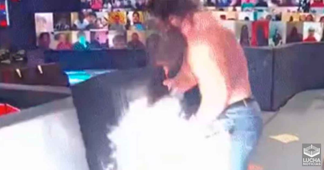 Elias se electrocuta durante su lucha contra Jeff Hardy
