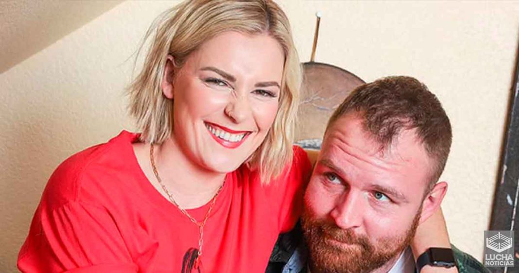 Renee Young y Jon Moxley revelan el sexo de su hijo