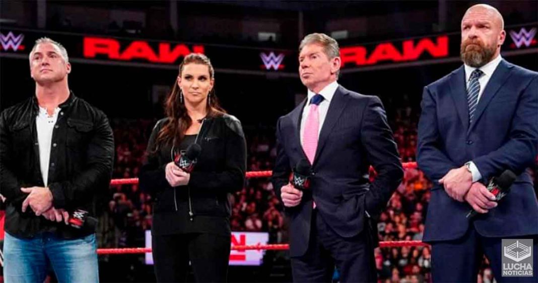 Superestrellas de WWE enojadas con destacado directivo de la empresa