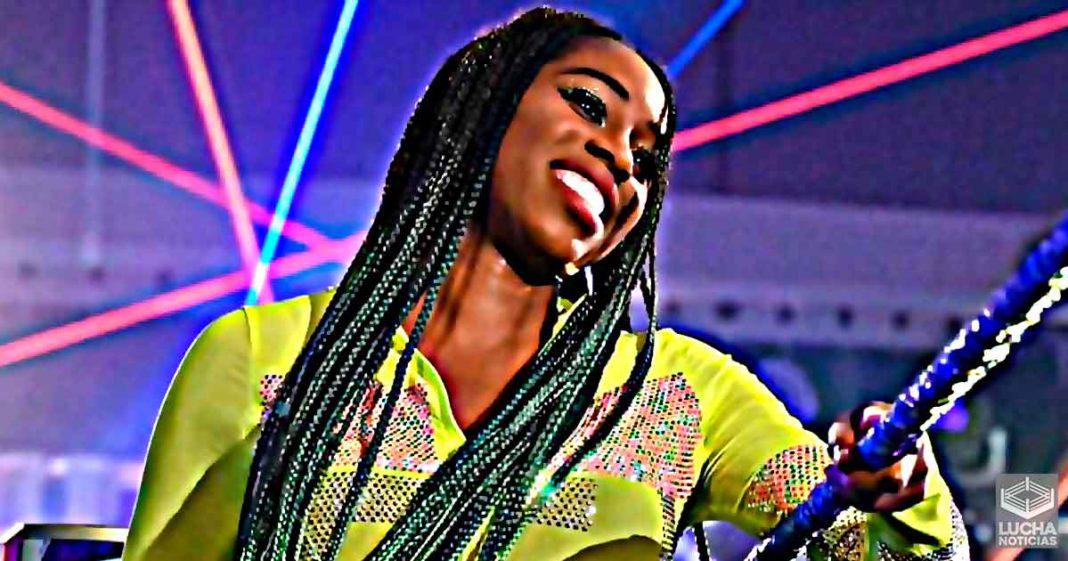 Naomi muestra sus nuevo dientes de oro Naomi muestra sus nuevo dientes de oro