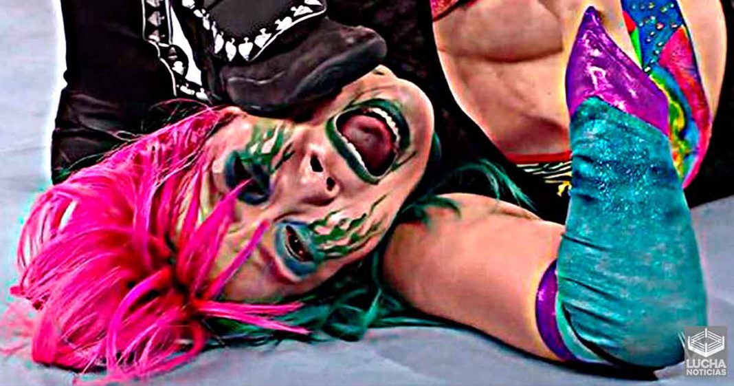 Asuka recibe fuerte patada en la cara de Shayna Baszler en RAW