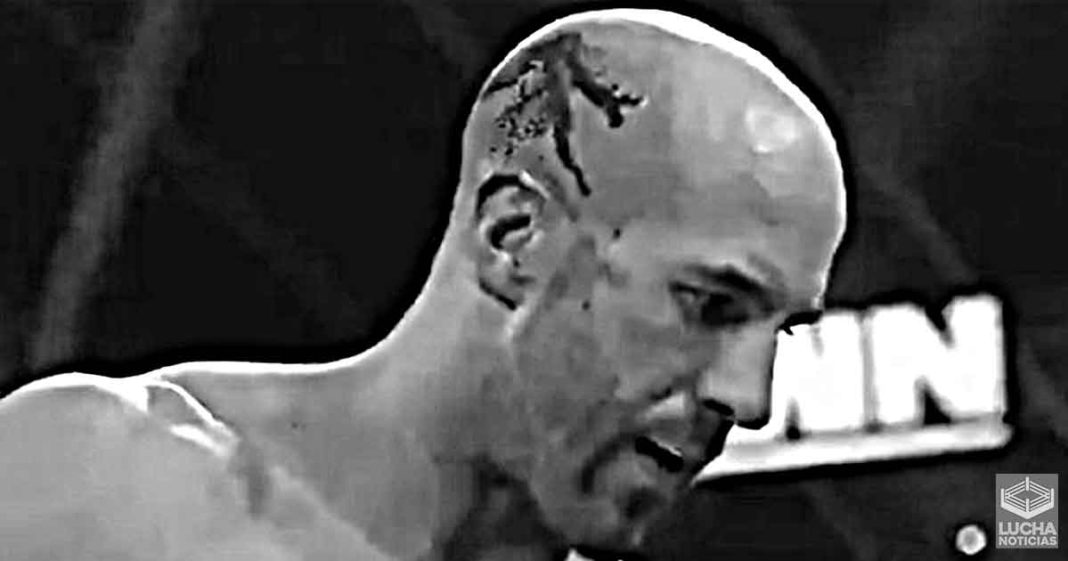 Cesaro se rompe la cabeza durante WWE SmackDown