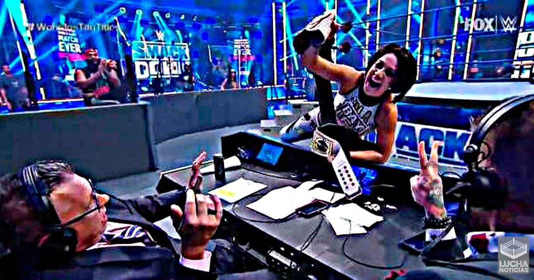 Corey Graves bromeó accidentalmente con Bayley durante WWE Royal Rumble 2021