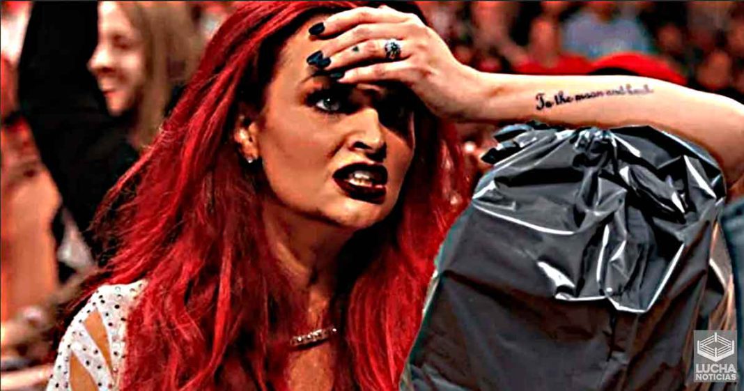 Maria Kanellis tambien recibió sus cosas en una bolsa de basura cuando fue despedida por WWE