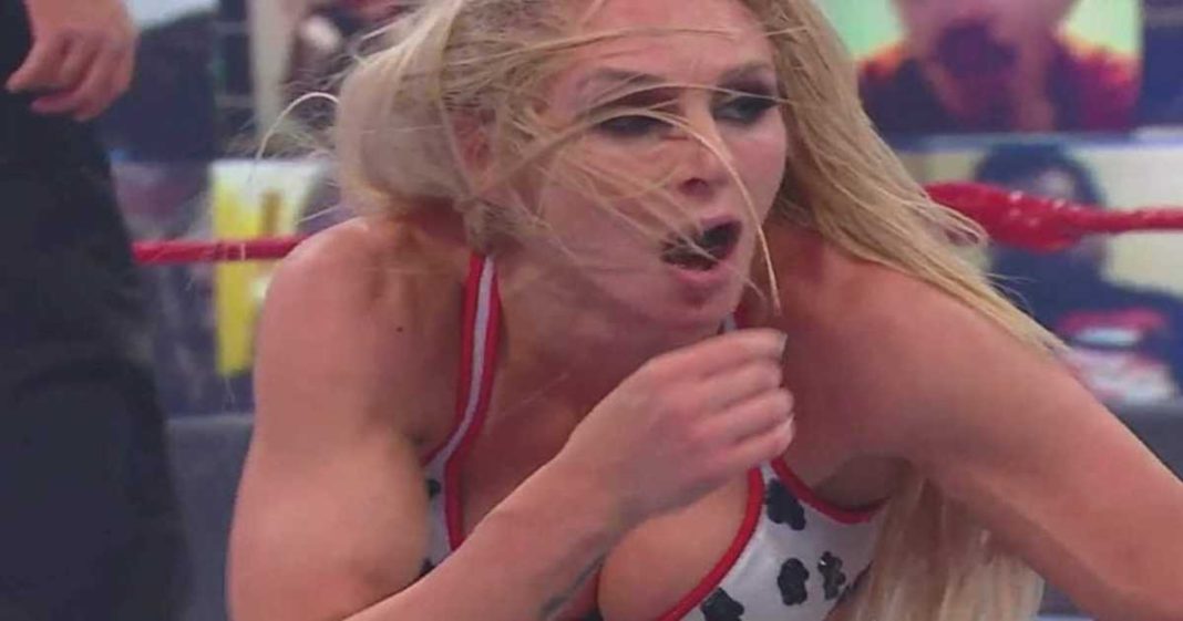 Charlotte Flair tuvo varios problemas con su vestimenta en WWE RAW