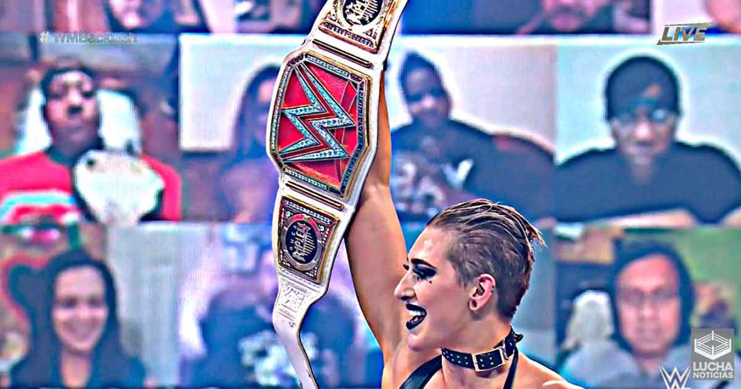 Rhea Ripley vence a Asauka y Charlotte y retiene el campeonato femenil de RAW en WrestleMani Backlash