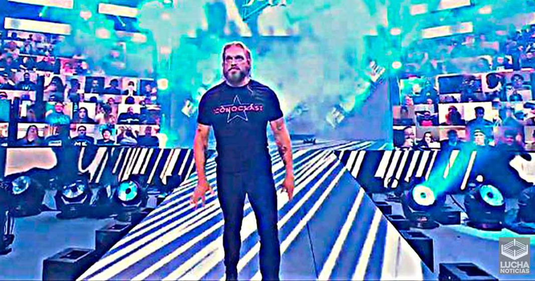 Edge regresa y ataca a Roman Reigns en WWE SmackDown