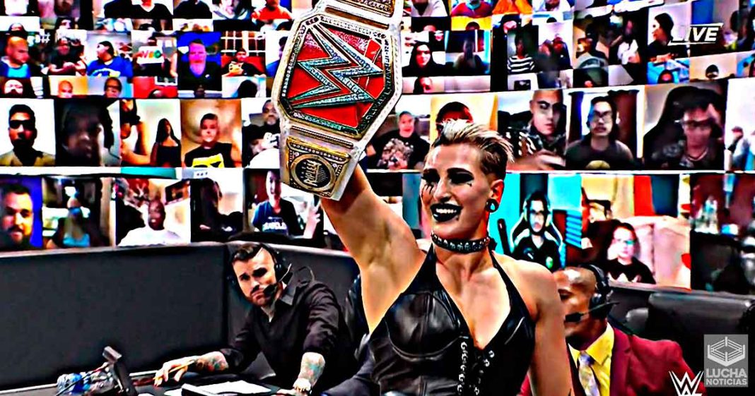 Rhea Ripley se queda con el campeonato de manera tramposa en Hell in a Cell