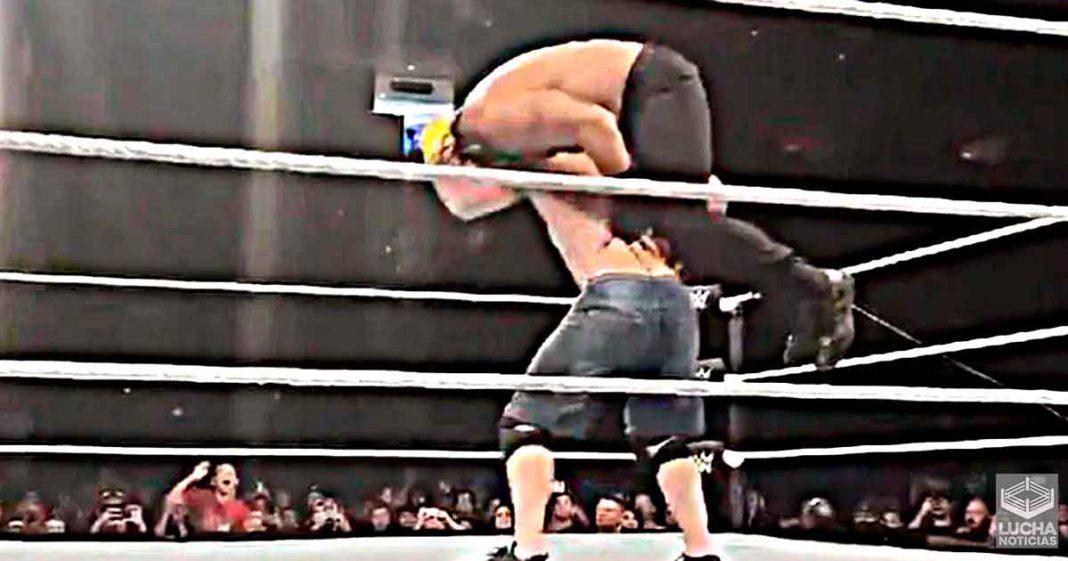 John Cena por fin enfrenta a Roman Reigns en evento en vivo