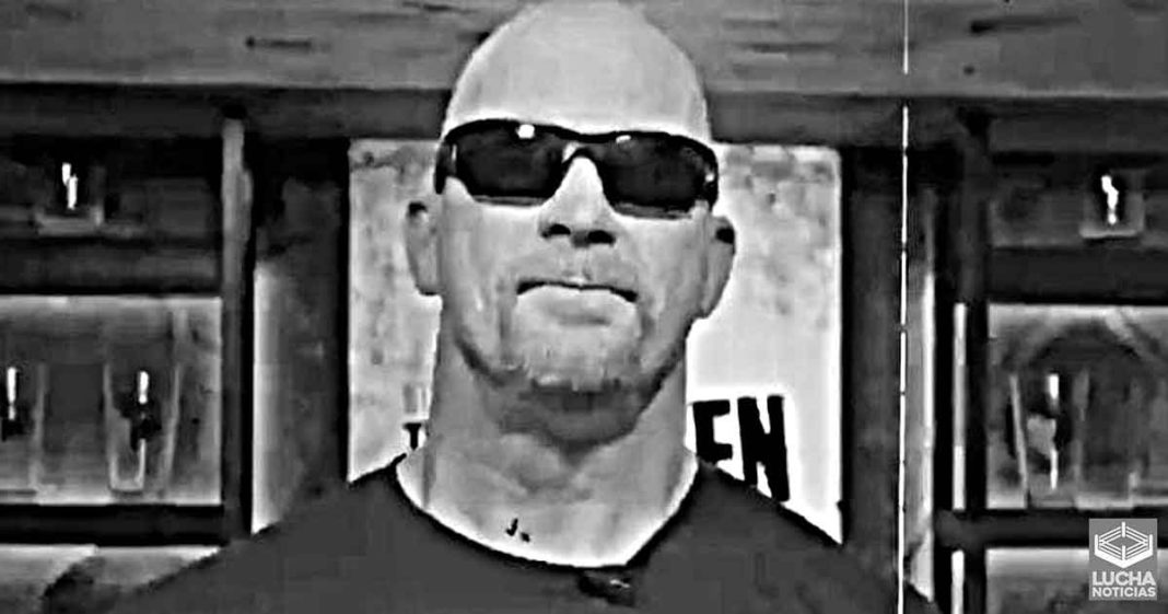 Stone Cold hace un promo al estilo de NWO