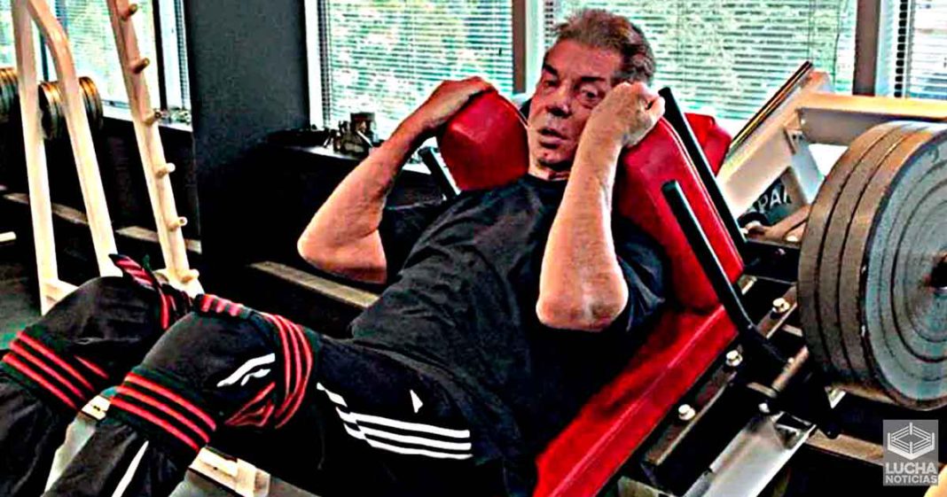 Vince McMahon entrena duro en le gimnasio a sus 75 años