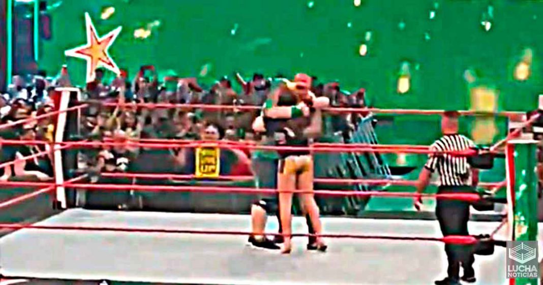 John Cena le da un abrazo a Randy Orton y Matt Riddle después de WWE RAW