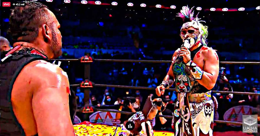 Psycho Clown rapa a Rey Escorpión en TripleMania XXIX