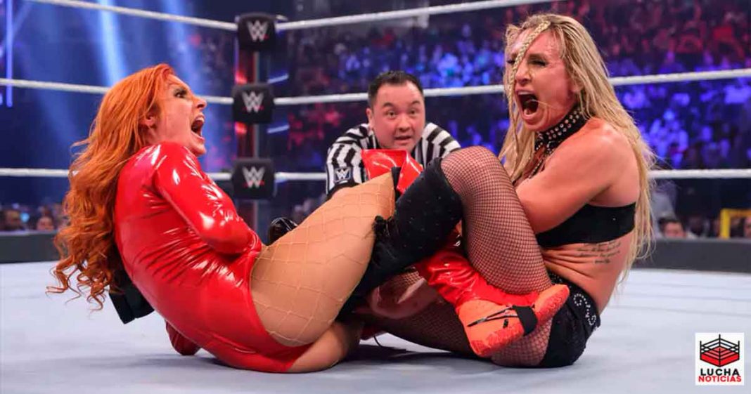 Charlotte Flair soríe en backstage luego de perder contra Becky Lynch