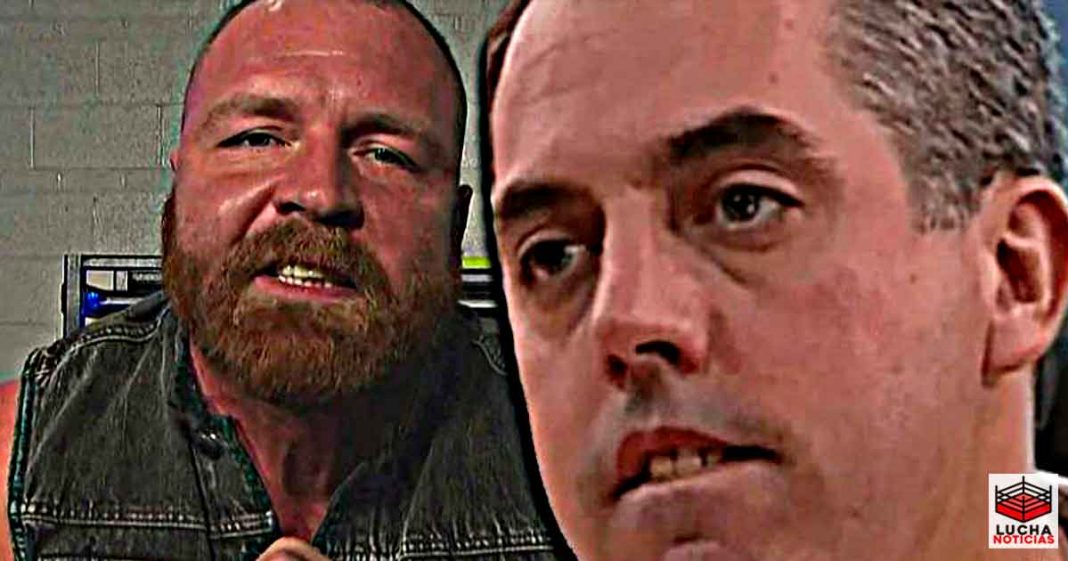 Jon Moxley destruye al productor de WWE Kevin Dunn