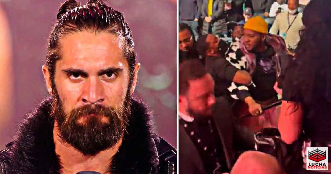 Momento exacto en el que fanático saltó para atacar a Seth Rollins Momento exacto en el que fanático saltó para atacar a Seth Rollins