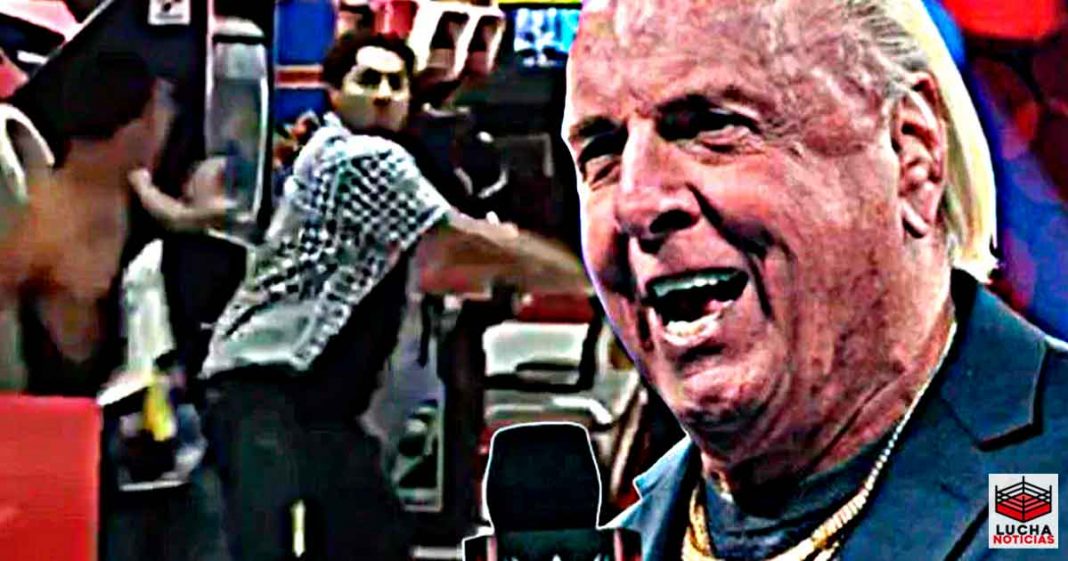 Noquean a una persona en pelea con machetazo de Ric Flair