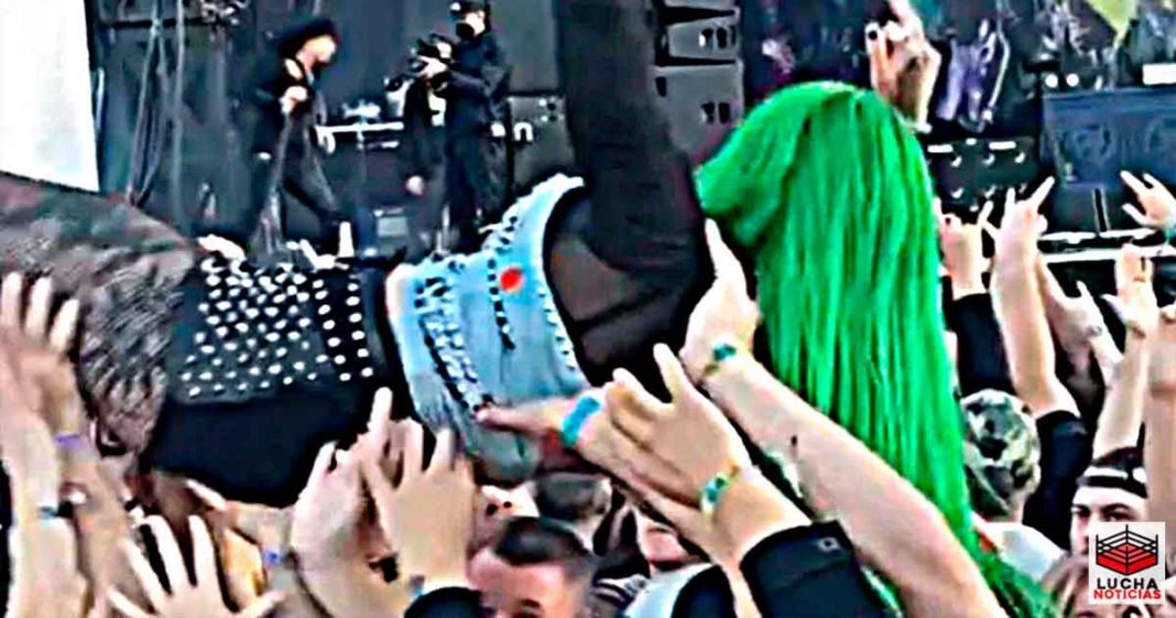 Shotzi BlackHeart navega en un mar de gente durante concierto