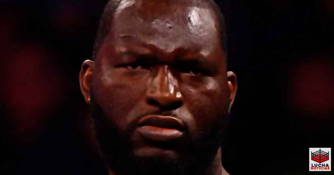 Omos destruye y traiciona a AJ Styles en WWE RAW