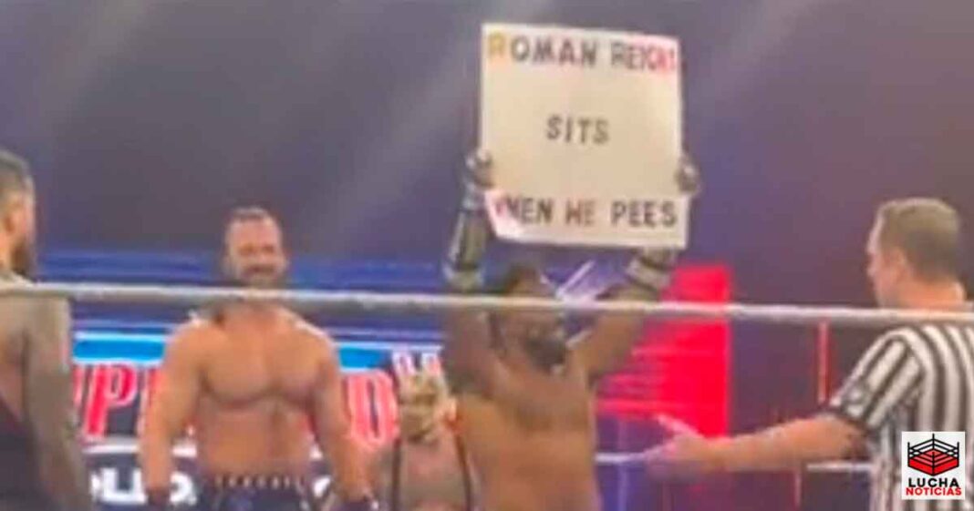 Roman Reigns reacciona a cartel de fan que dice que orina sentado
