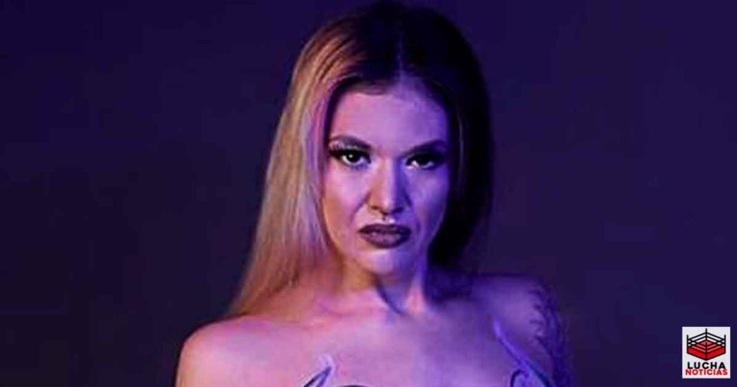 Hija de Eddie Guerrero le rinde tributo en atrevido bodypaint