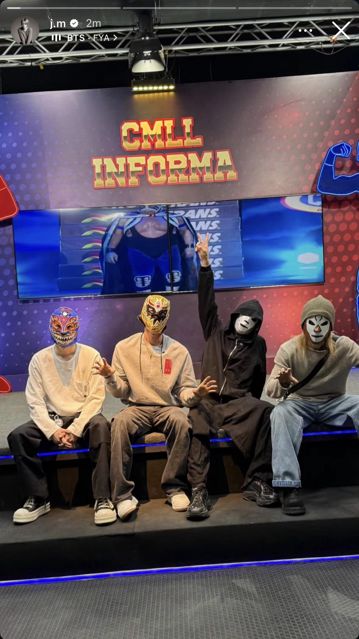 Integrantes de BTS con máscaras de lucha libre en instalaciones del CMLL