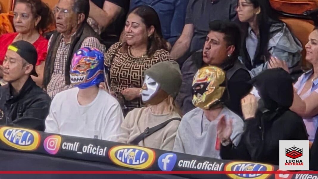 Integrantes de BTS en primera fila durante una función del CMLL en la Arena México