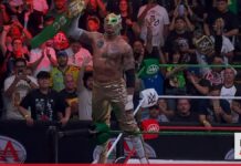 Rey Fénix se corona Campeón Mundial de Peso Crucero en Noche de los Grandes Rey Fénix con el cinturón crucero en el esquinero